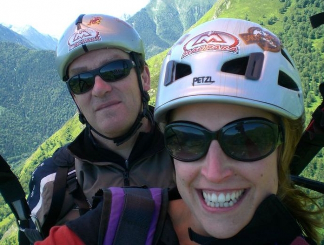 Volo in parapendio in montagna 